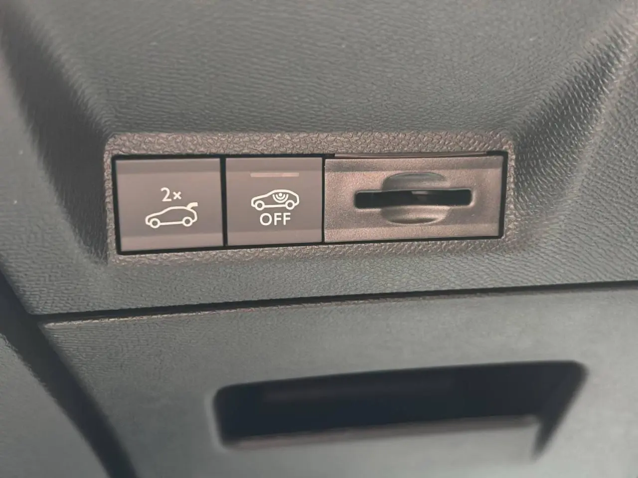 Détail intérieur montrant les boutons d'ouverture du hayon et de désactivation de l'alerte de détection sur Peugeot 3008 noir perla.