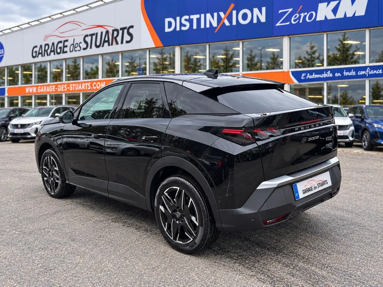Vue 3/4 arrière droite d’un Peugeot 3008 noir perla avec jantes alliage 19 pouces et feux arrière LED distinctifs.