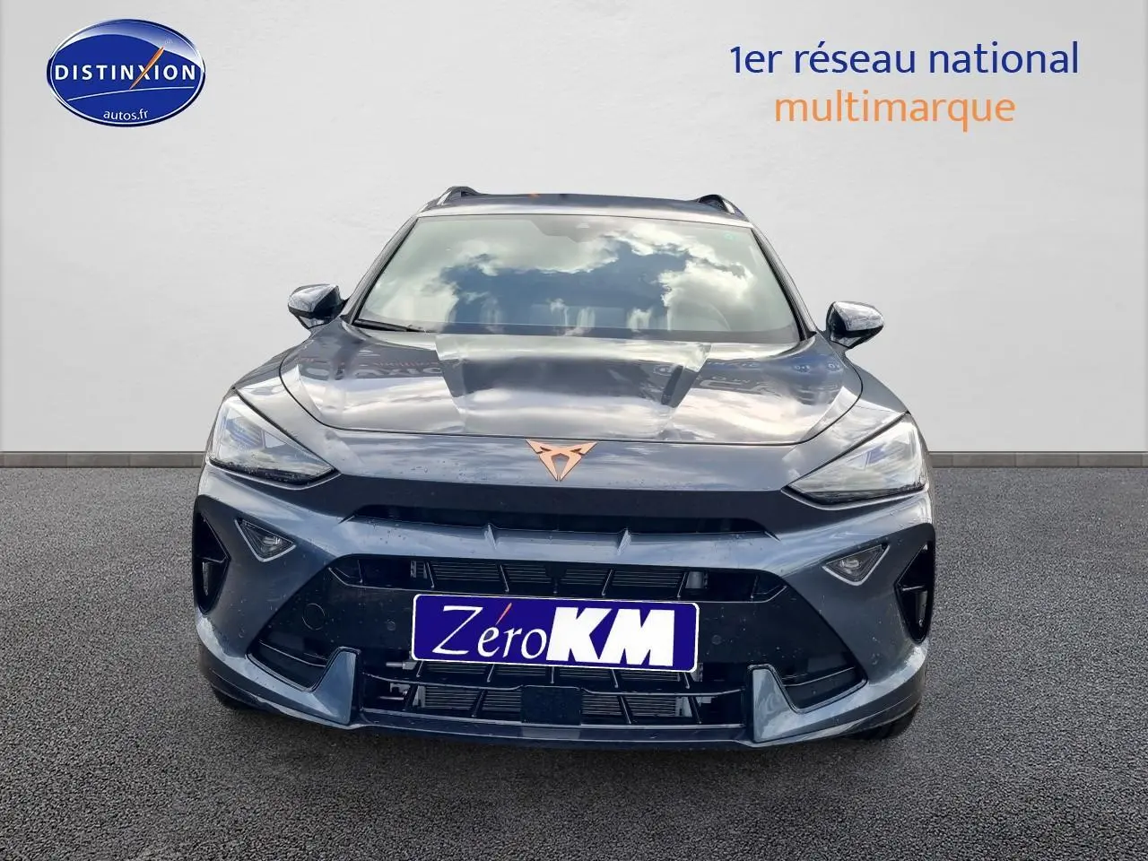 Vue frontale d'un CUPRA Formentor 1.5 etsi hybrid gris magnétique avec logo cuivré et calandre agressive.