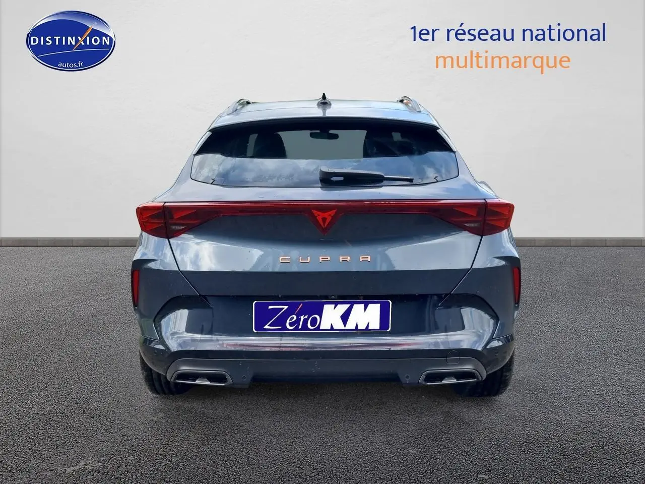 Vue arrière du CUPRA Formentor gris magnétique avec feux LED reliés et double sortie d'échappement intégrée.