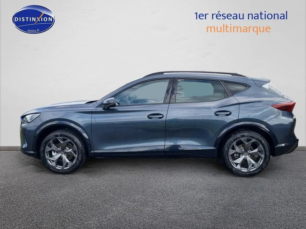Profil côté gauche du CUPRA Formentor 1.5 etsi hybrid gris magnétique avec jantes alu 18 pouces.