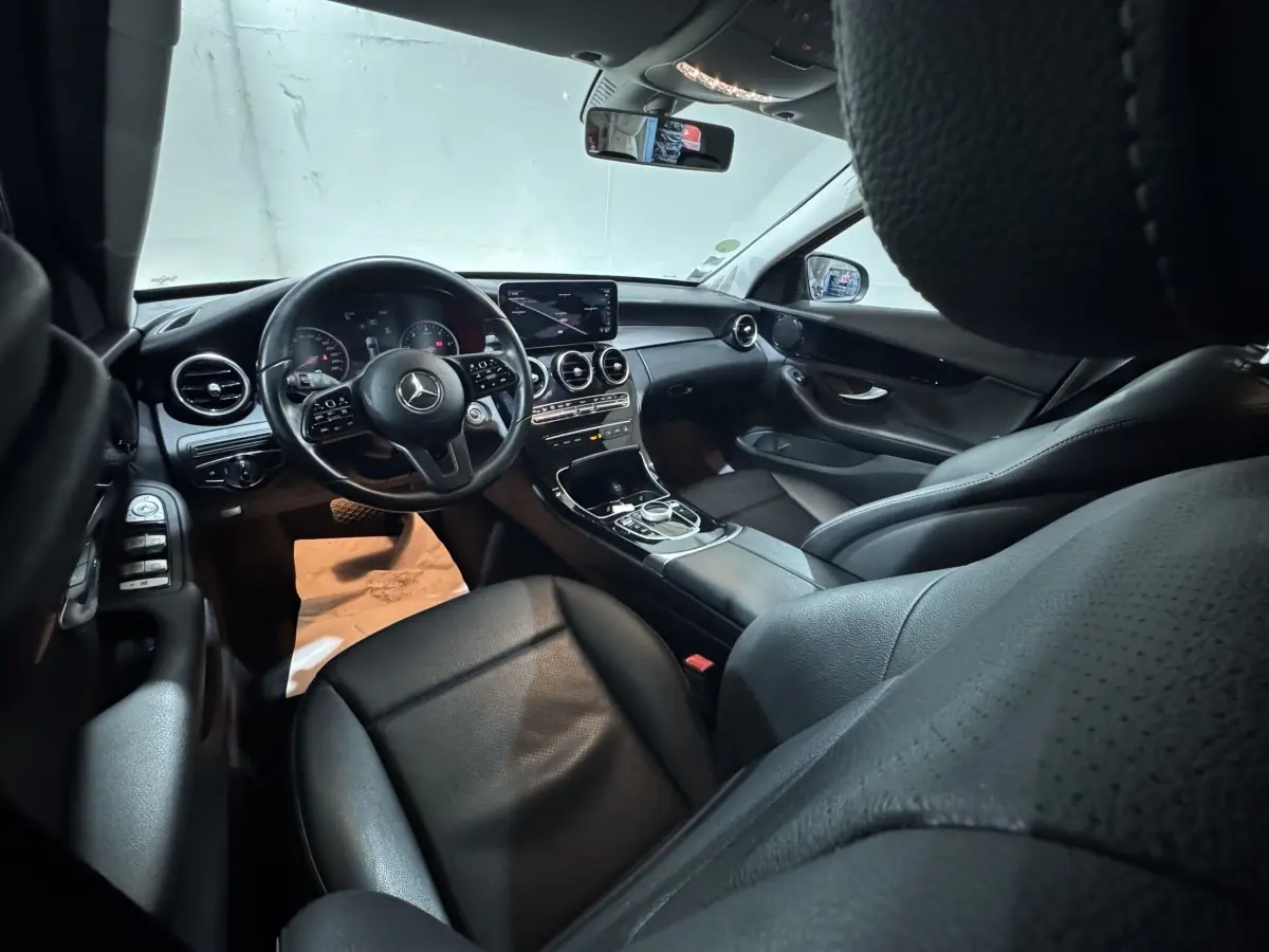 Intérieur noir du Mercedes Classe C Break C 200 d Business Line 2019 vu côté conducteur, tableau de bord moderne avec écran central.