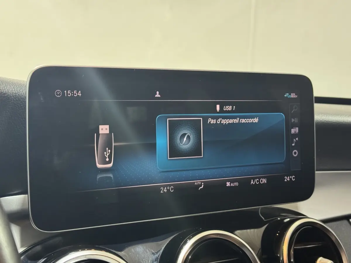Écran tactile central affichant la connexion USB inactive dans l'habitacle d'une Mercedes Classe C Break noir.