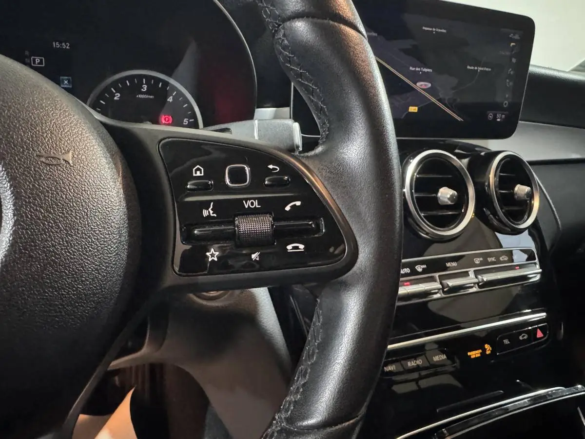 Gros plan sur le volant cuir et la console centrale noire du Mercedes Classe C Break C 200 d Business Line 2019.