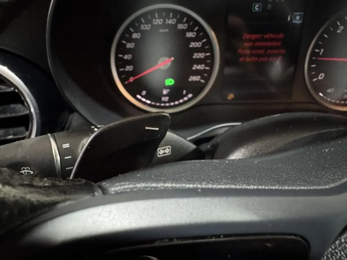 Gros plan sur le tableau de bord et le compteur de vitesse du Mercedes Classe C Break noir, version C 200 d Business Line.