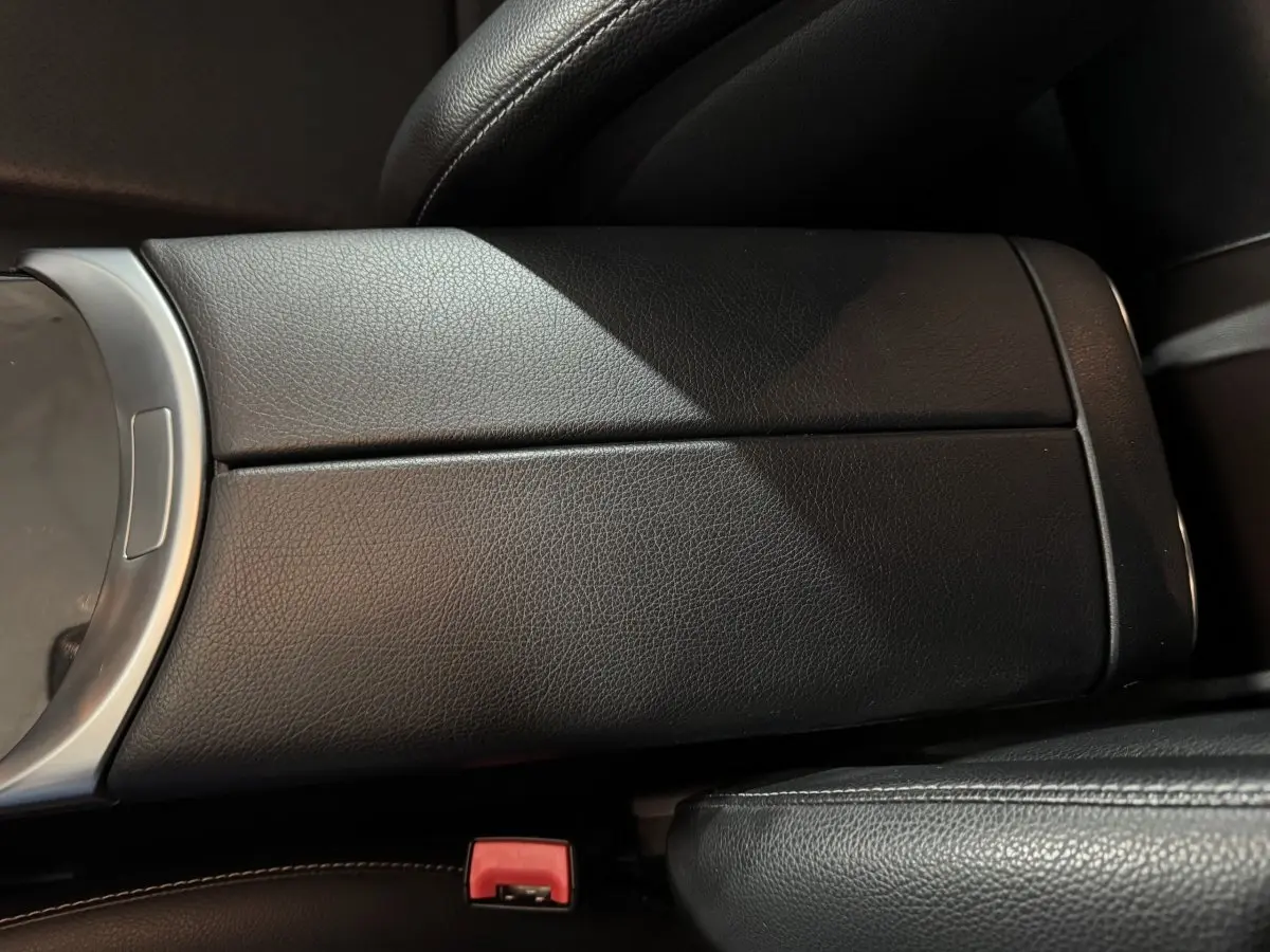 Accoudoir central en cuir noir de la Mercedes Classe C Break C 200 d Business Line, vue rapprochée intérieure.