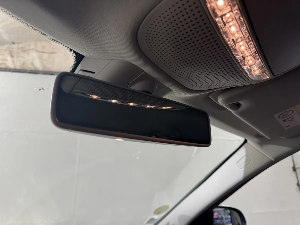 Rétroviseur intérieur et plafonnier avec éclairage LED dans le toit d'un Mercedes Classe C Break noir, vue côté conducteur.