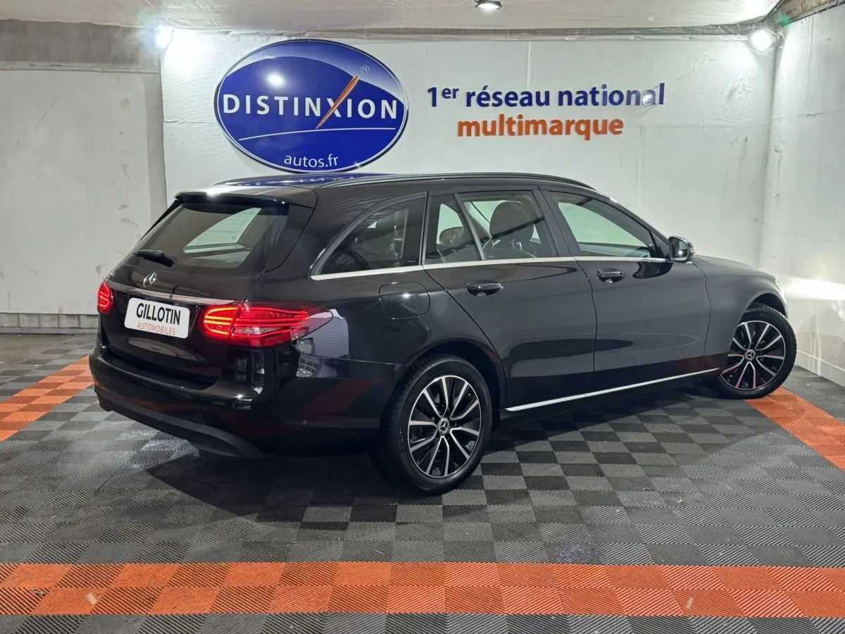 Mercedes Classe C Break C 200 d Business Line noir vue 3/4 arrière droit avec feux LED et jantes alliage.