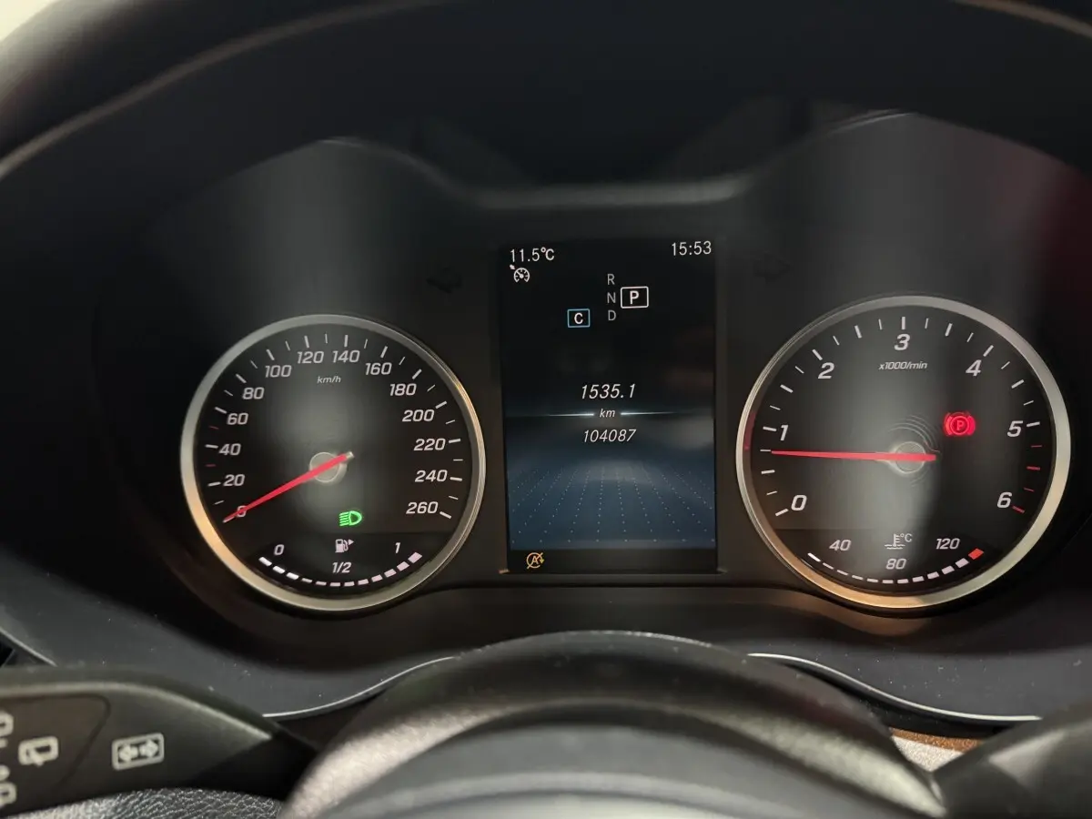 Tableau de bord numérique du Mercedes Classe C Break C 200 d 2019 avec compte-tours et vitesse affichés.