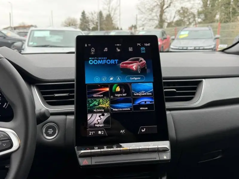 Vue intérieure du tableau de bord du Renault Captur 2025 avec écran tactile central affichant les réglages de conduite en mode confort.