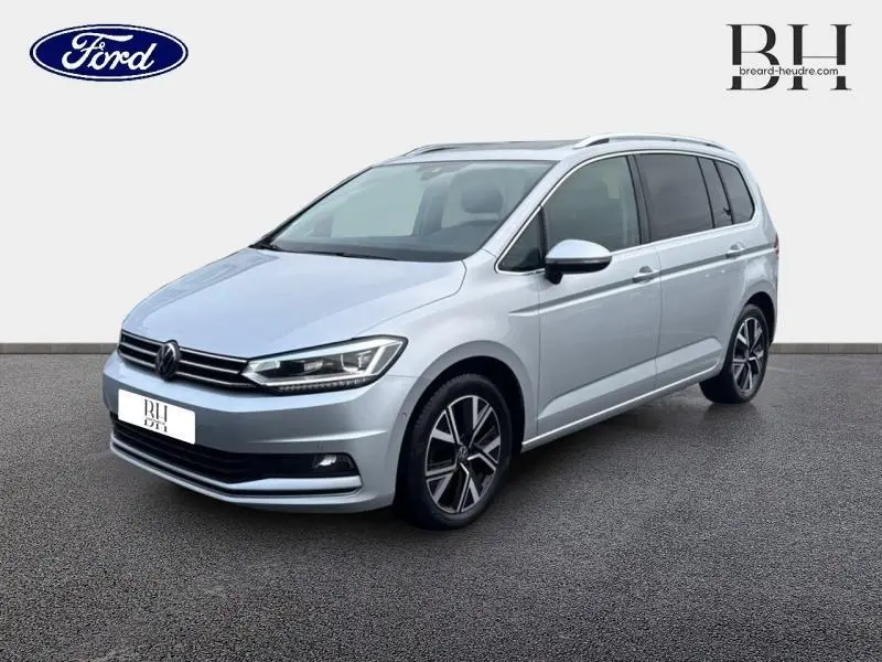 Volkswagen Touran 2021 Reflet d'Argent métallisé, vue 3/4 avant droit avec jantes alu et toit ouvrant panoramique.