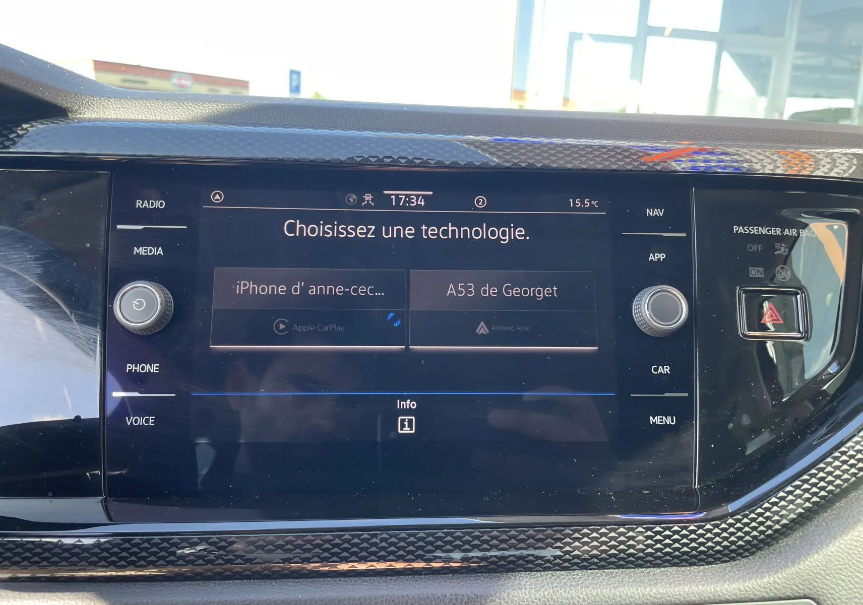 Écran tactile central du Volkswagen Taigo 2024 affichant le menu de sélection de technologie, entouré de commandes physiques.