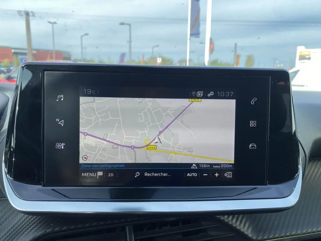 Écran tactile 10 pouces du Peugeot 2008 2020 affichant la navigation 3D avec carte et commandes tactiles.