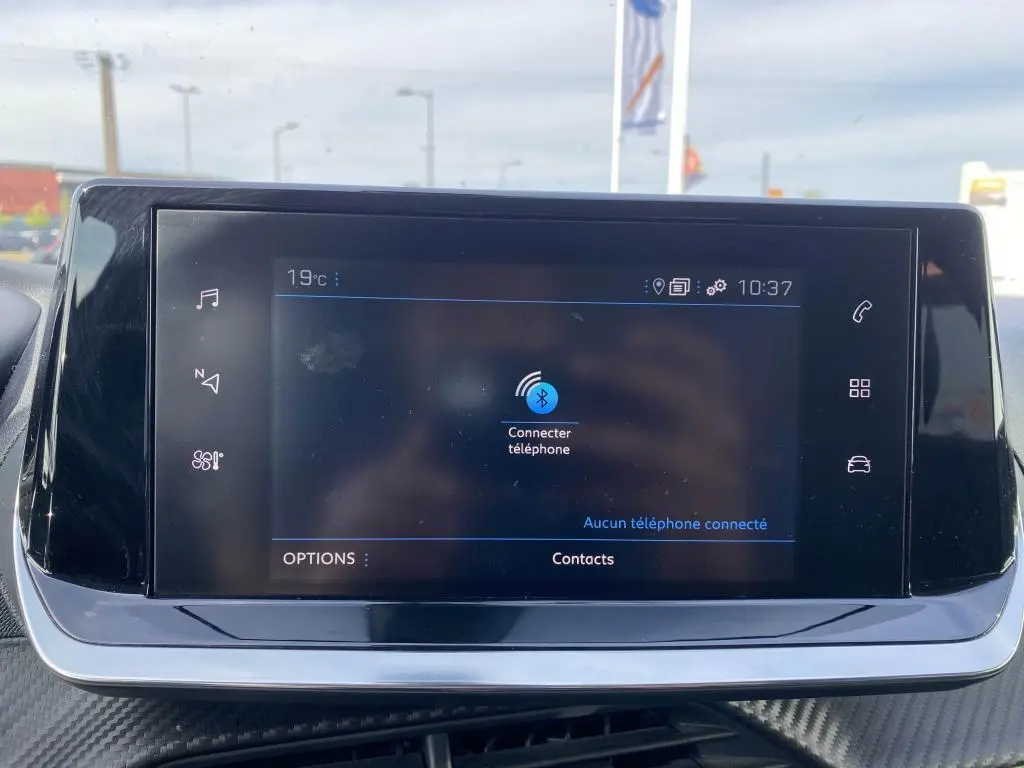 Écran tactile central du Peugeot 2008 2020 affichant la connexion Bluetooth avec commandes tactiles autour.