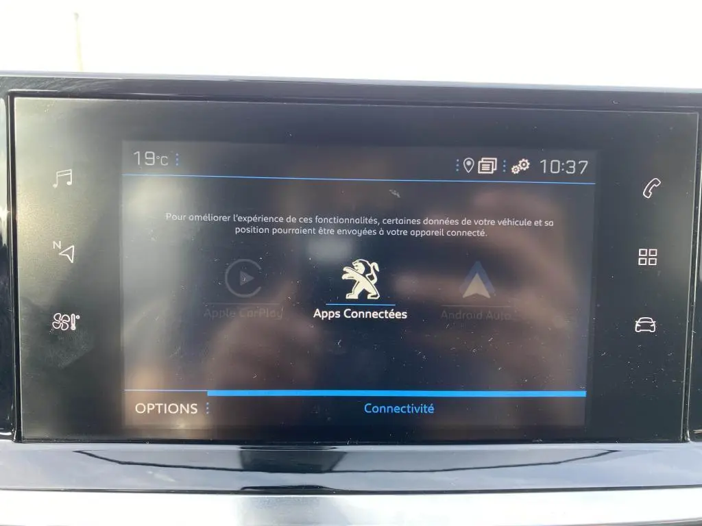 Écran tactile central du Peugeot 2008 2020 affichant les options de connectivité avec icônes Apple CarPlay et Android Auto.