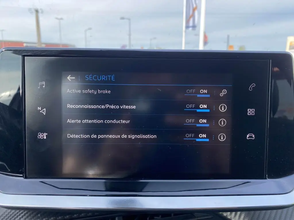 Écran tactile du tableau de bord du Peugeot 2008 2020 affichant les options de sécurité activées.