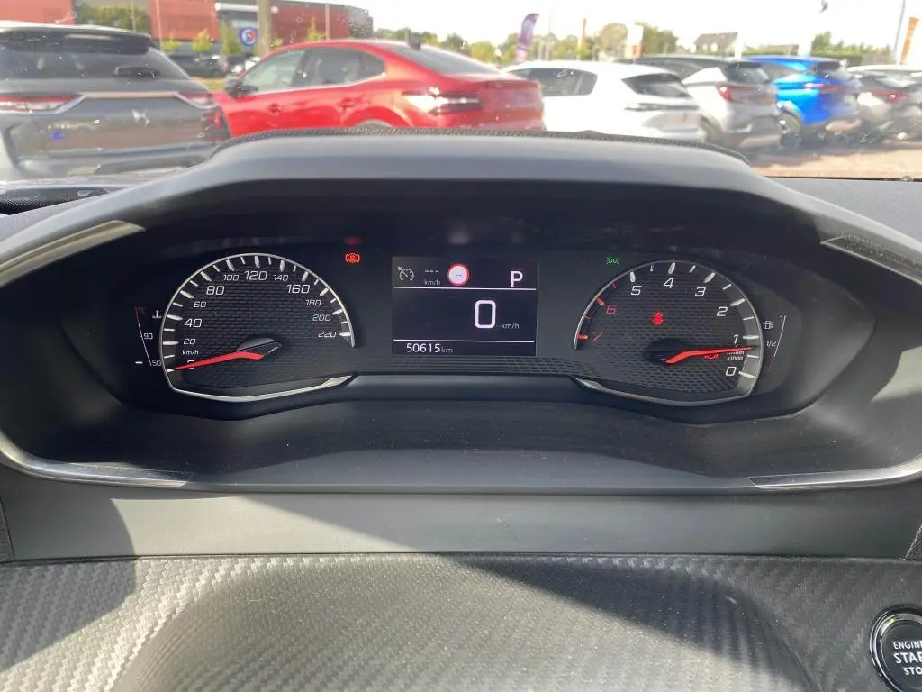 Vue rapprochée du tableau de bord du Peugeot 2008 2020, affichant le compteur digital à 0 km/h et 50 615 km.