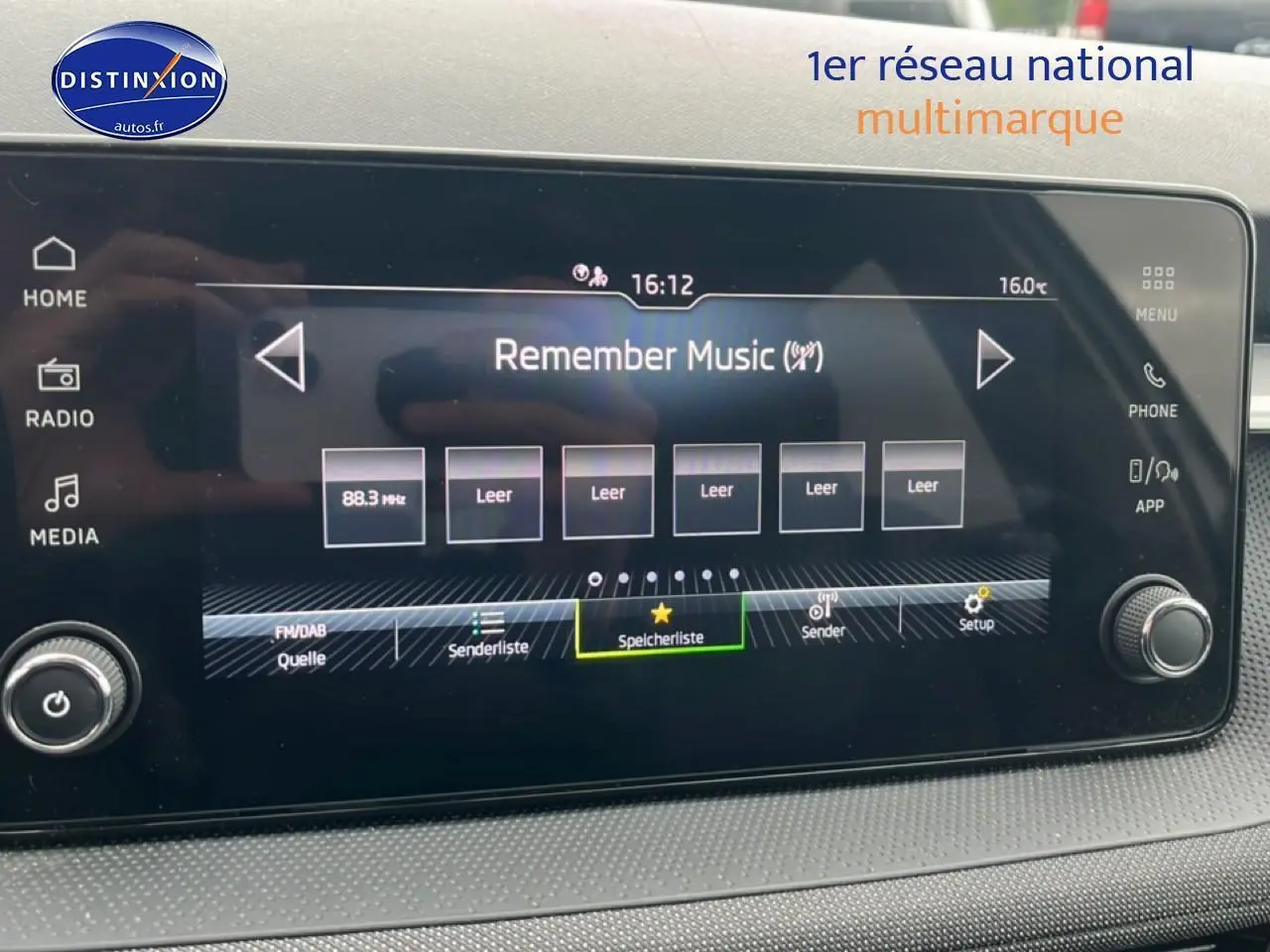 Écran tactile central du Skoda Fabia 2025 affichant la radio avec interface multimédia en intérieur.