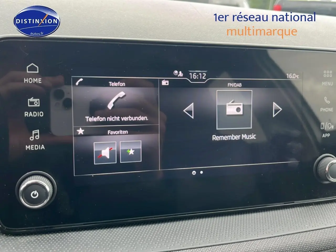 Écran tactile multimédia de la Skoda Fabia blanche 2025, affichant les options radio et téléphone.