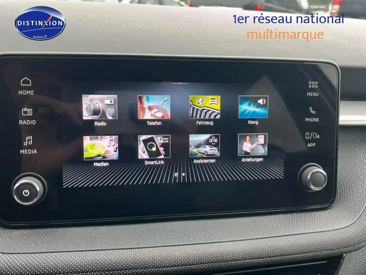 Écran tactile central de la Skoda Fabia 2025 affichant le menu multimédia avec options radio et SmartLink.
