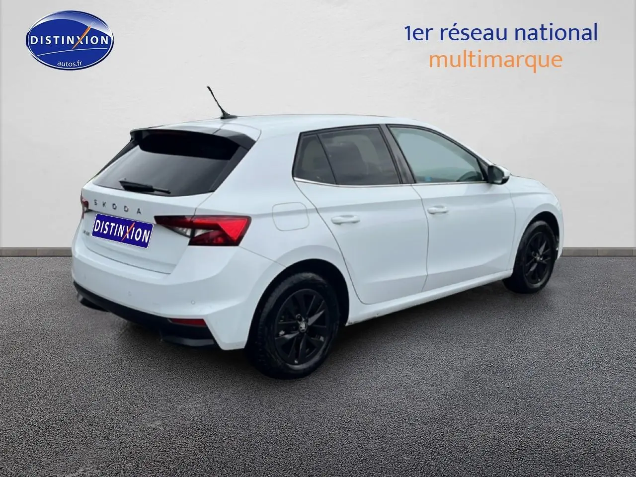 Vue 3/4 arrière droite d'une Skoda Fabia blanche 2025 avec jantes noires et vitres teintées.