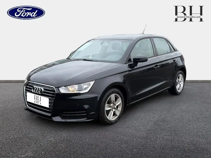 Audi A1 Sportback noir brillant vue 3/4 avant droit, jantes alu et calandre distinctive Audi.
