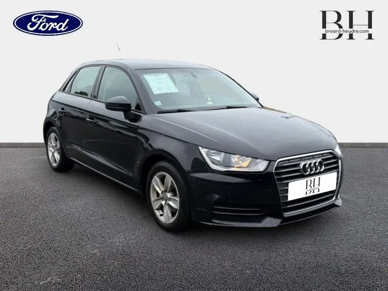 Audi A1 Sportback noir brillant vue 3/4 avant droit avec calandre distinctive et jantes alu.