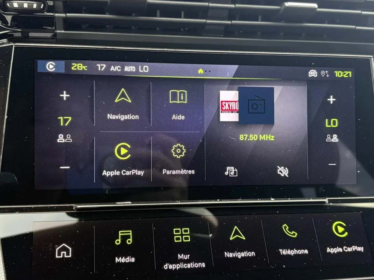 Écran tactile central du Peugeot 308 SW gris, affichant navigation et Apple CarPlay en interface moderne.