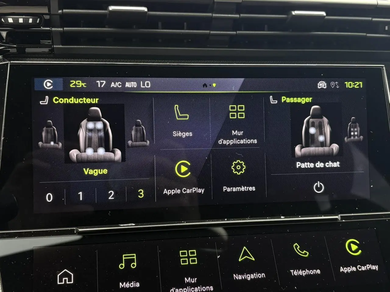 Écran tactile intérieur affichant les réglages des sièges massants du conducteur et passager sur Peugeot 308 SW gris Sélénium.