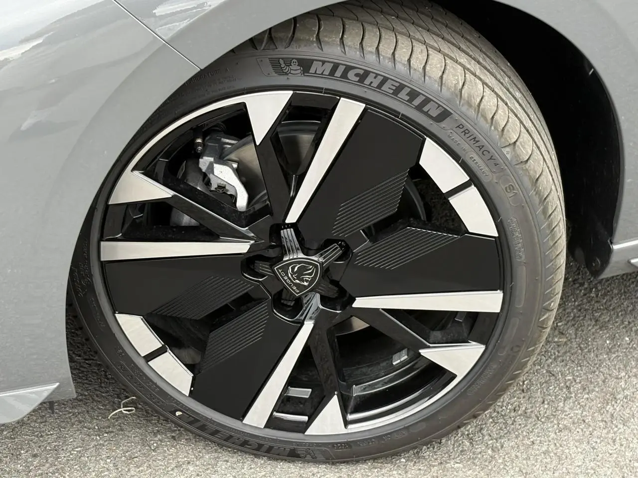 Gros plan sur la jante alliage 18" bi-tons noir et argent du Peugeot 308 SW gris Sélénium, roue avant droite.