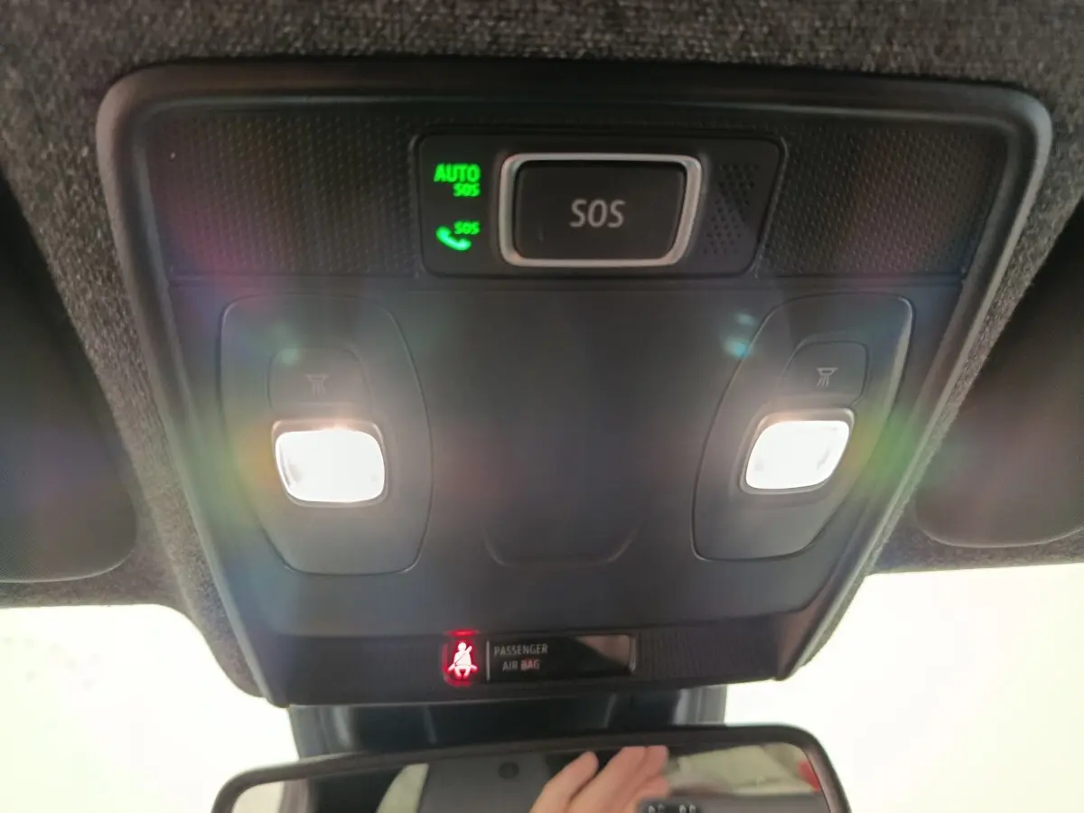 Vue intérieure du plafonnier noir avec éclairages et bouton SOS lumineux de la Renault Clio Techno TCe 90 2024.