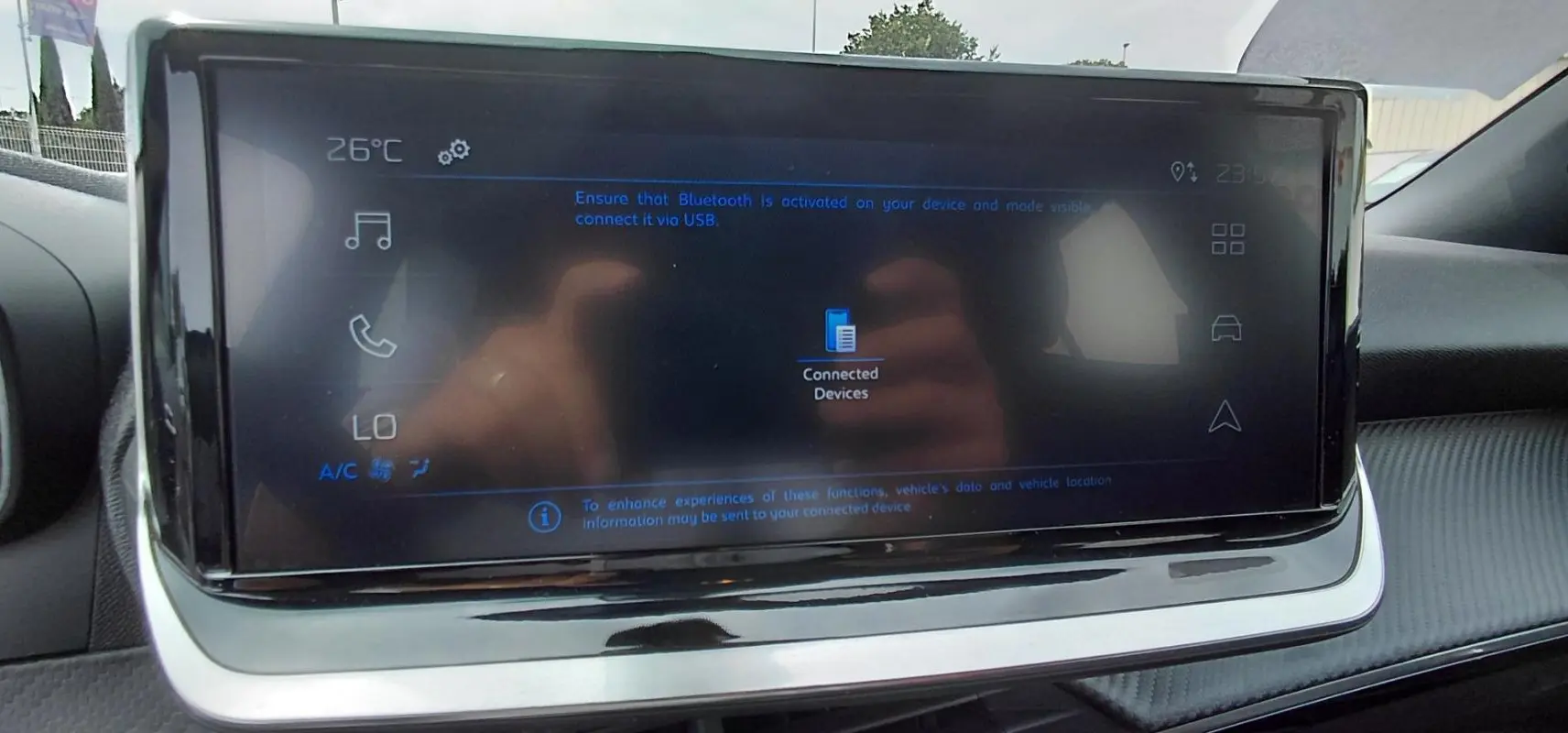 Écran tactile central du tableau de bord du Peugeot 2008 Hybrid 145 Style 2025, affichant la connexion Bluetooth.
