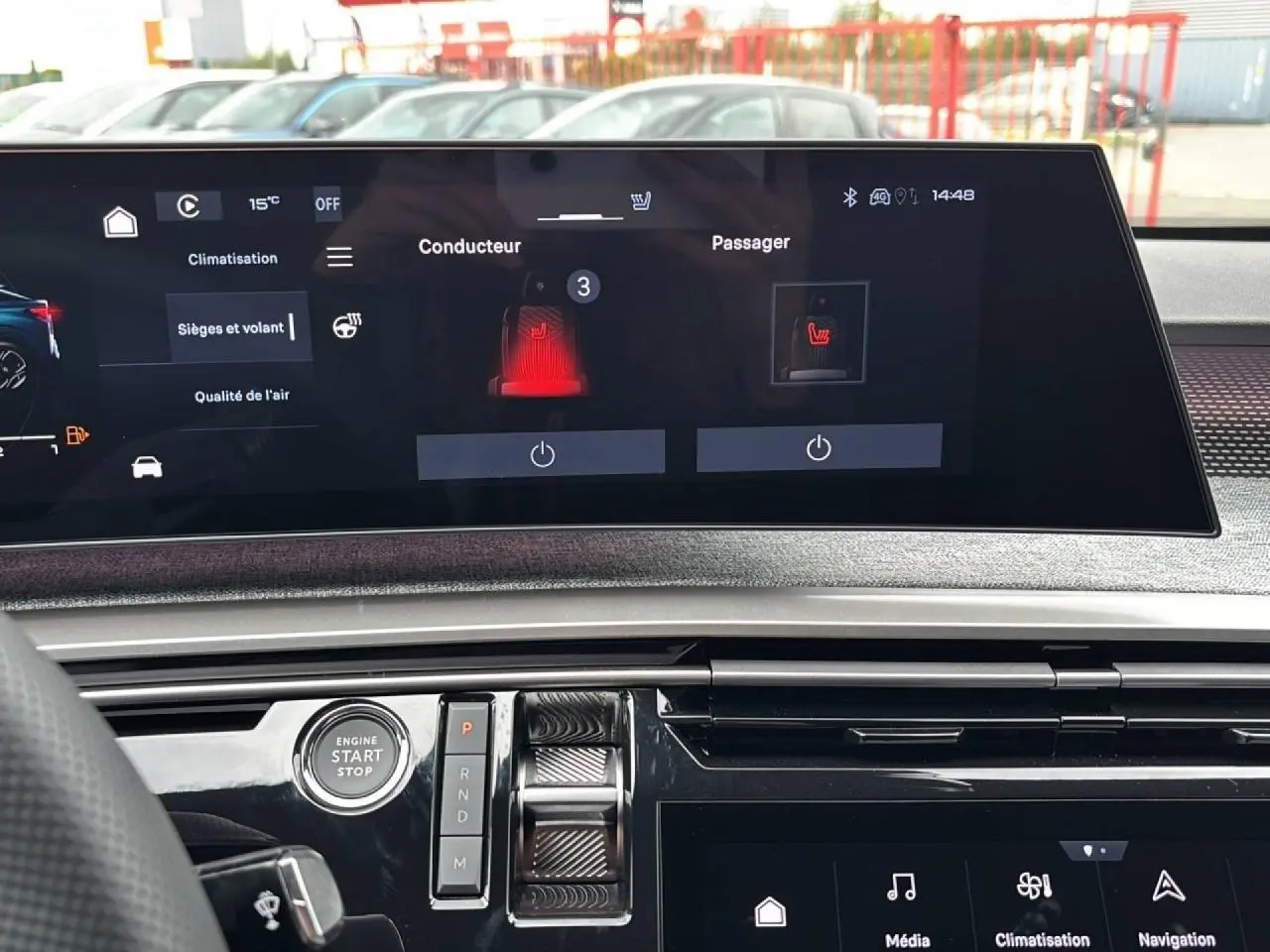 Vue rapprochée de l'écran tactile central du Peugeot 3008 noir Perla, affichant les réglages des sièges chauffants conducteur et passager.