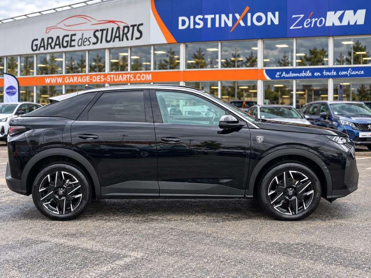 Profil côté gauche du Peugeot 3008 noir Perla 2026 avec jantes alliage 19'' diamantées et toit panoramique visible.