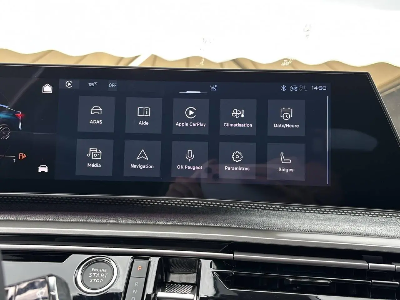 Vue rapprochée de l’écran tactile du Peugeot 3008 Hybrid 2026, affichant les options de connectivité et climatisation.