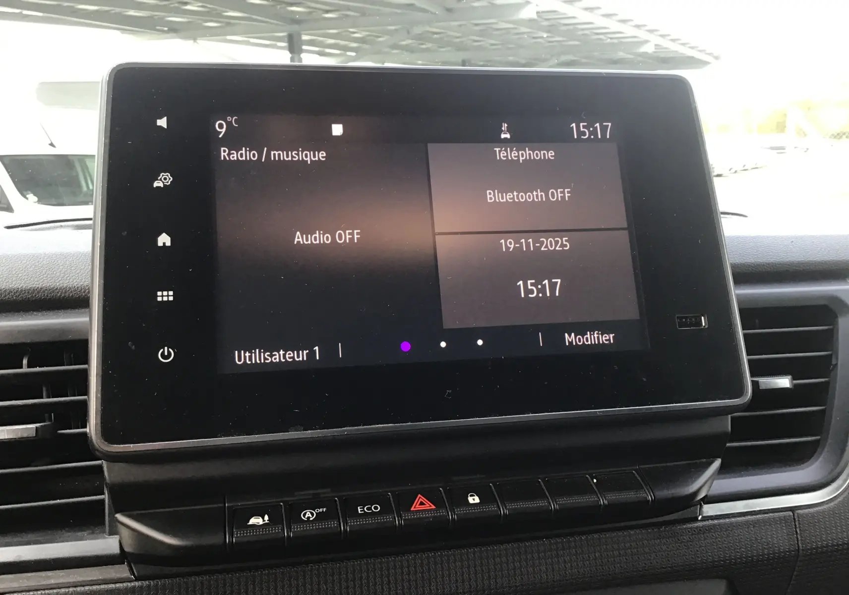 Écran tactile 8 pouces du Renault Trafic Fourgon 2022 affichant les réglages audio et téléphone, intérieur noir.