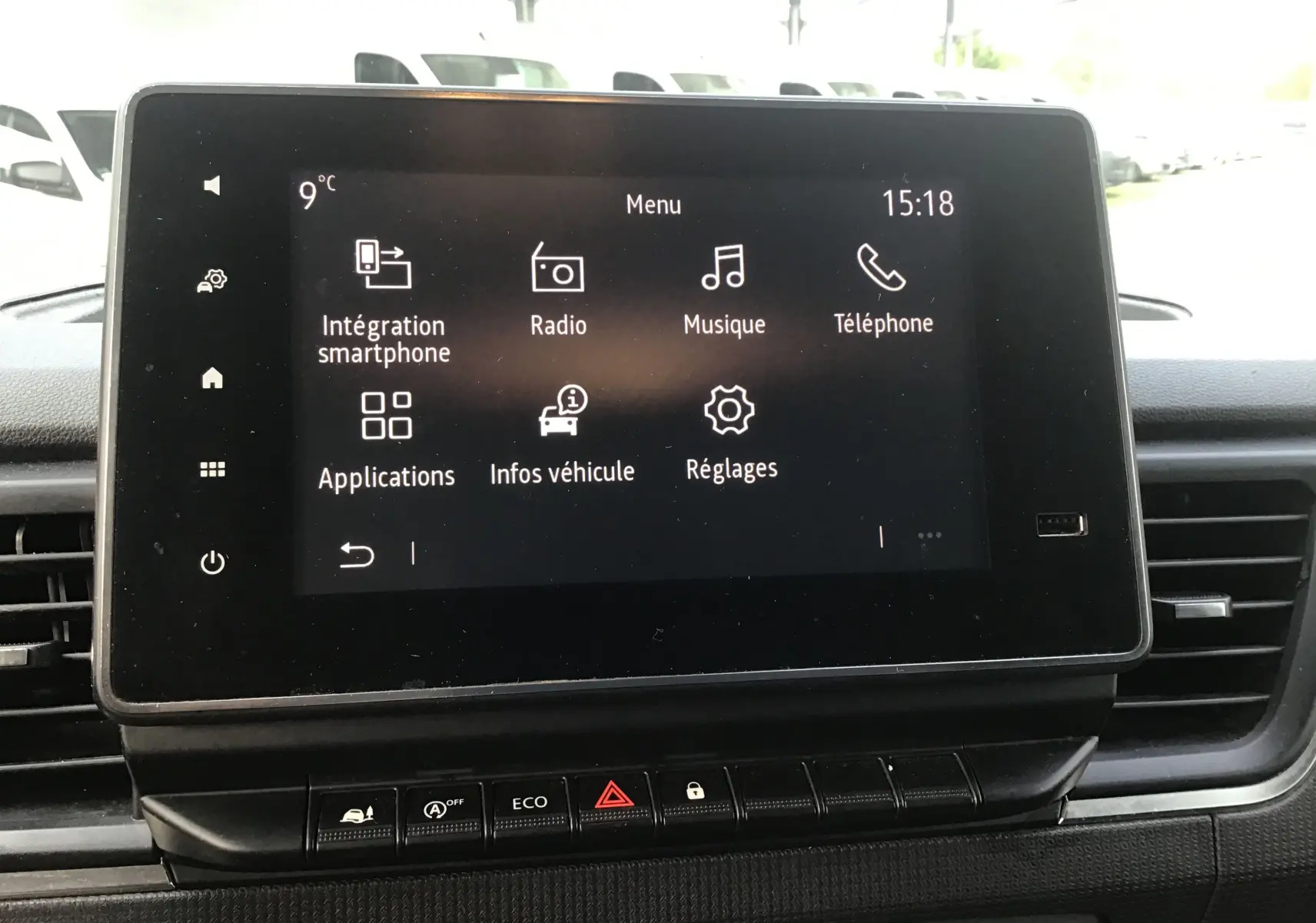 Écran tactile Easy Link 8 pouces du Renault Trafic Fourgon blanc, affichant le menu multimédia intérieur.