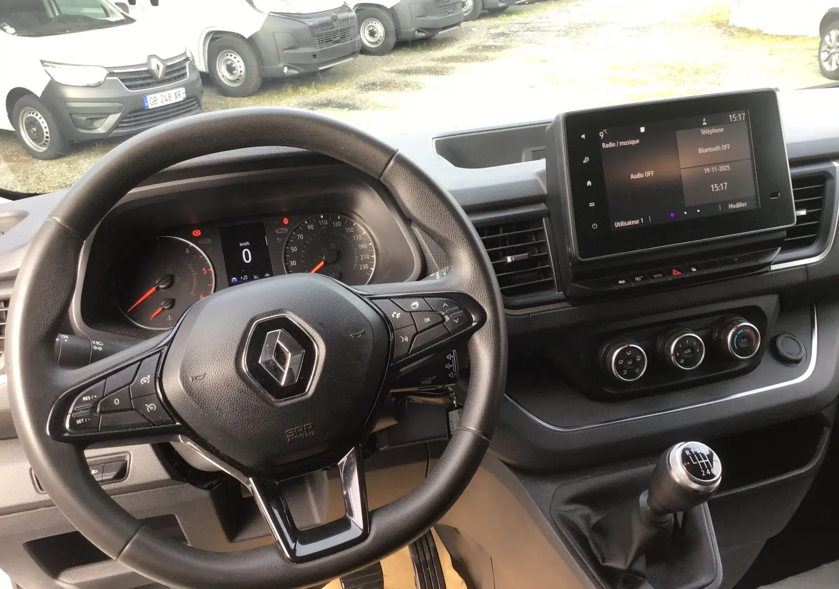 Vue intérieure du tableau de bord du Renault Trafic Fourgon blanc 2022, volant multifonction et écran tactile 8 pouces visible.