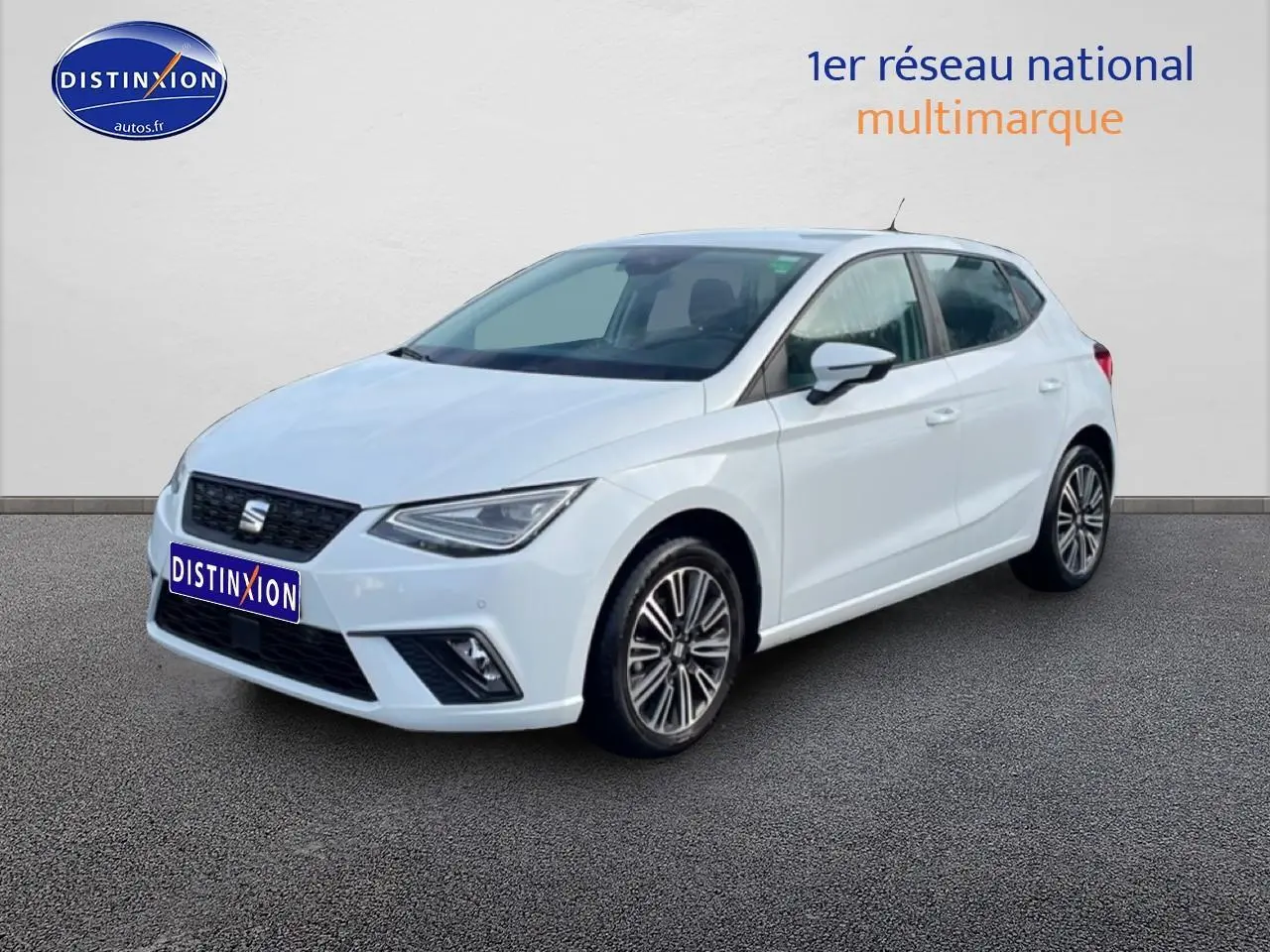 SEAT Ibiza blanc Nevada vue 3/4 avant droit, avec jantes alliage et phares LED triangulaires.
