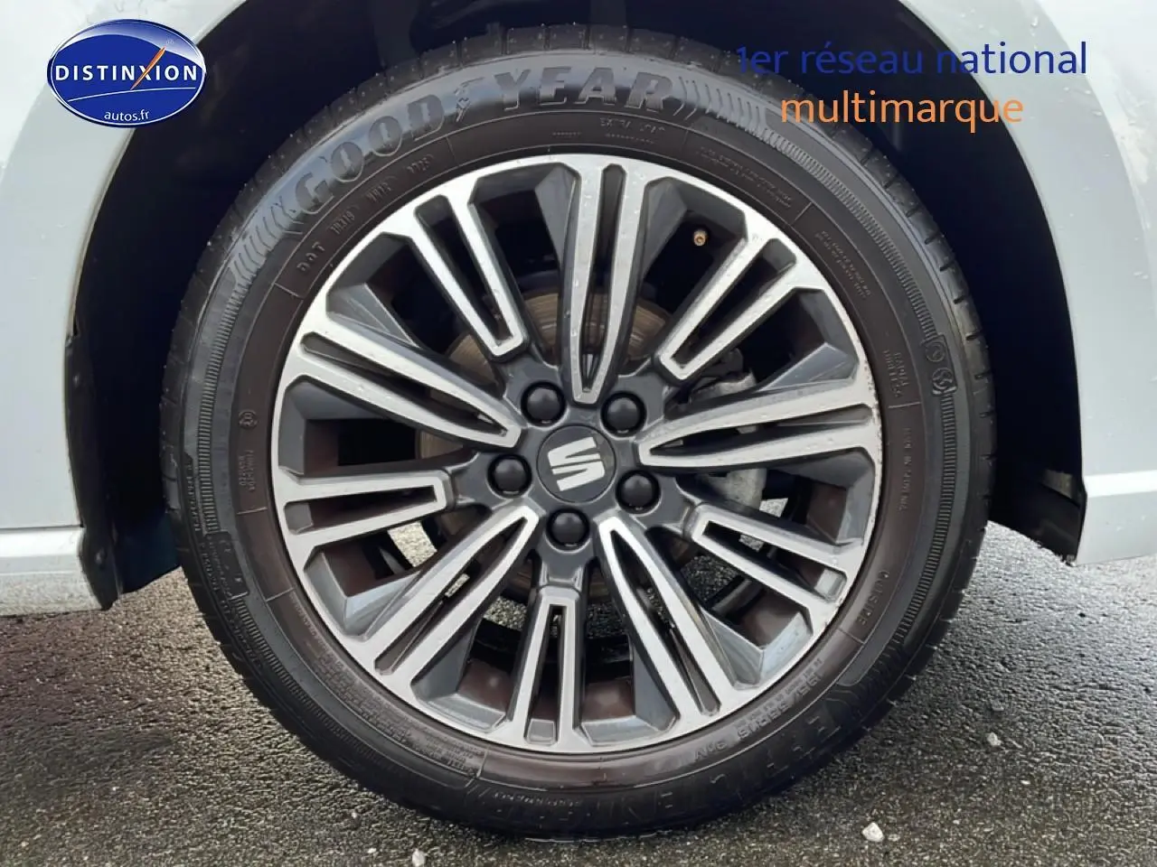 Gros plan sur la jante alliage 16 pouces design de la SEAT Ibiza blanc Nevada, avec pneu Goodyear visible.