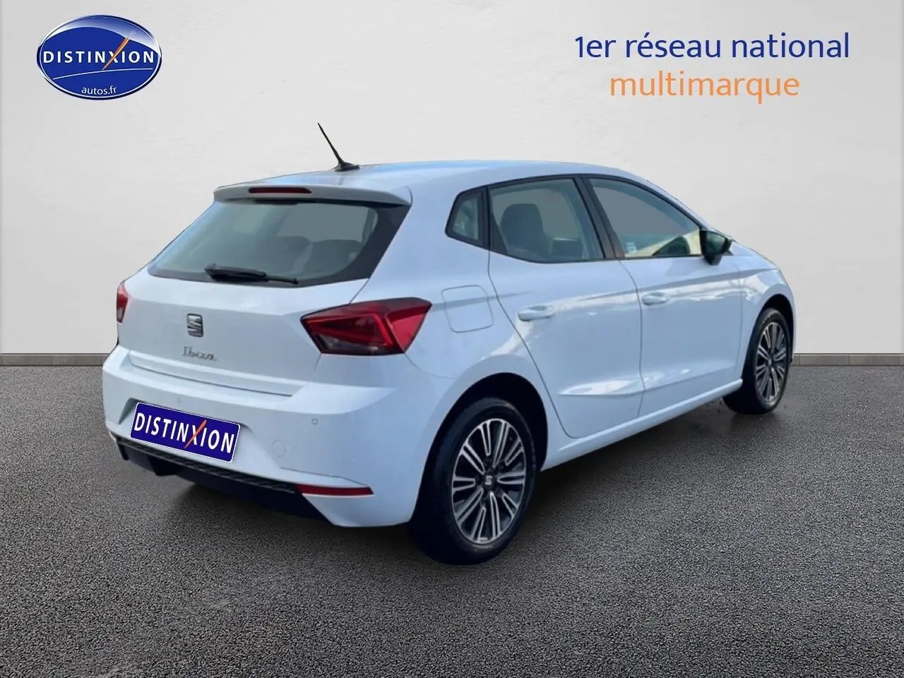 Vue 3/4 arrière droite d'une SEAT Ibiza blanche Nevada avec jantes alliage et feux arrière LED triangulaires.