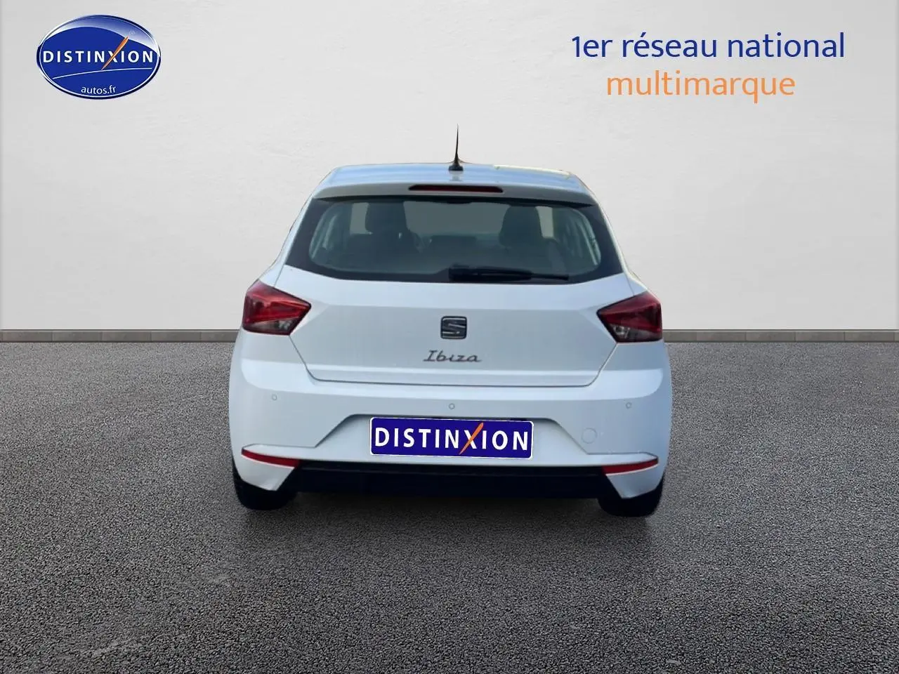 Vue arrière d'une SEAT Ibiza blanc Nevada 2025 avec feux arrière distinctifs et logo Ibiza manuscrit sur le hayon.