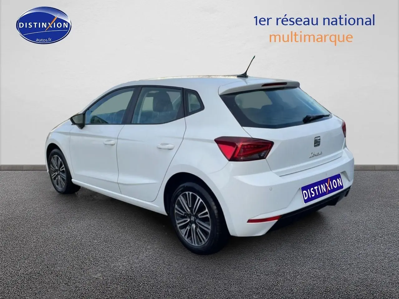 Vue 3/4 arrière droite d'une SEAT Ibiza blanche Nevada avec jantes alliage et feux arrière LED distinctifs.