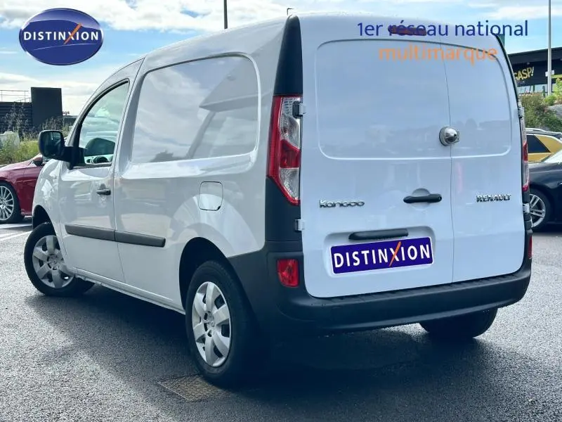 Vue 3/4 arrière droite d'un Renault Kangoo Express blanc minéral avec portes arrière battantes et logo visible.