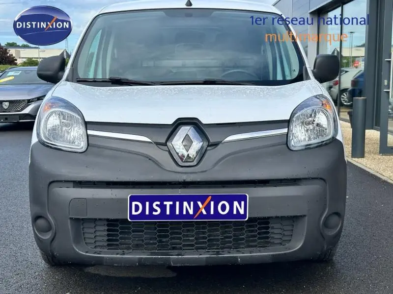 Vue frontale d'un Renault Kangoo Express électrique blanc minéral avec pare-chocs noir mat et logo Renault central visible.