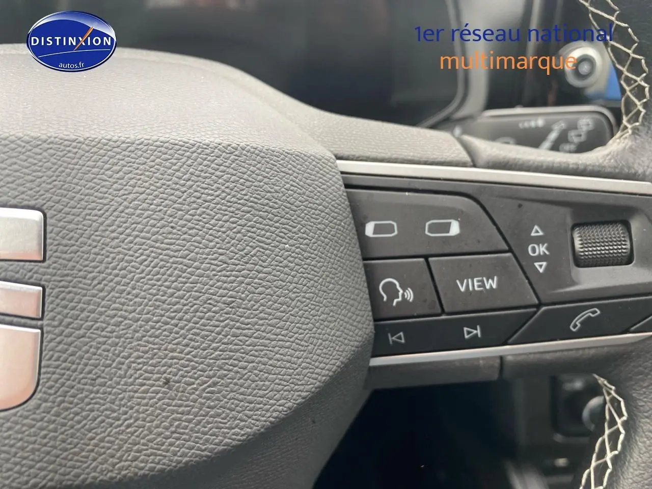 Gros plan sur le volant cuir noir avec commandes multifonctions de la SEAT Ibiza 1.0 TSI 95 Copa 2025.