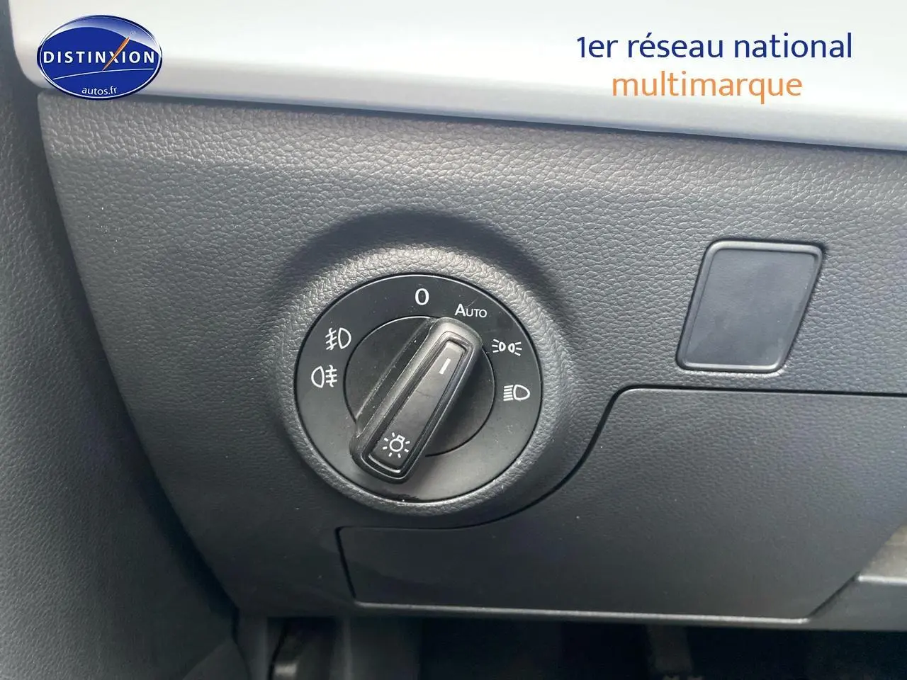 Gros plan sur la molette de commande des phares dans l’habitacle d’une SEAT Ibiza noir minuit 2025.