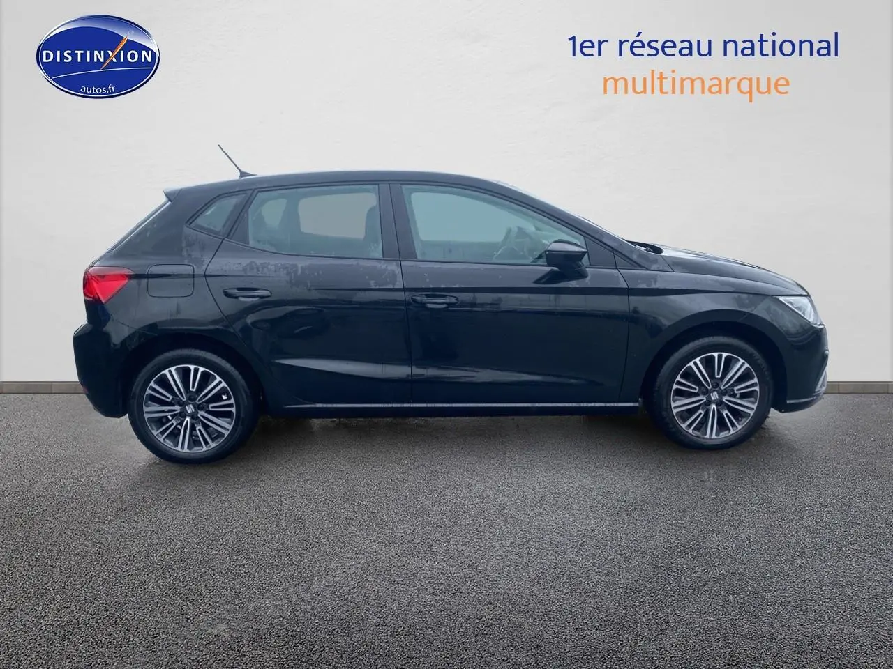 Vue de profil côté gauche d'une SEAT Ibiza 1.0 TSI 95 Copa noir minuit avec jantes alliage 16 pouces design.