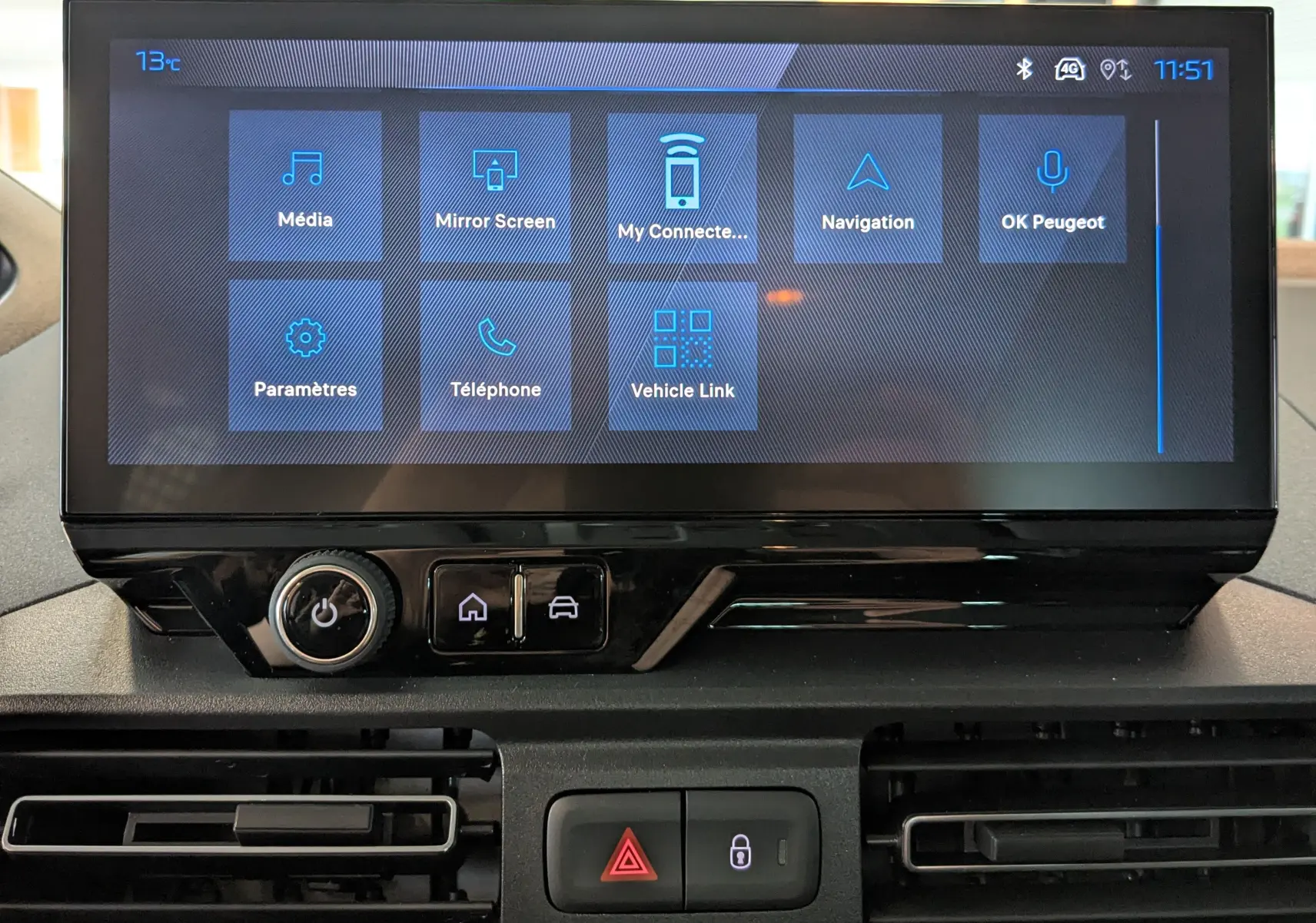 Écran tactile central du Peugeot Rifter 2025 affichant les options multimédia et navigation, avec commandes sous l'écran.