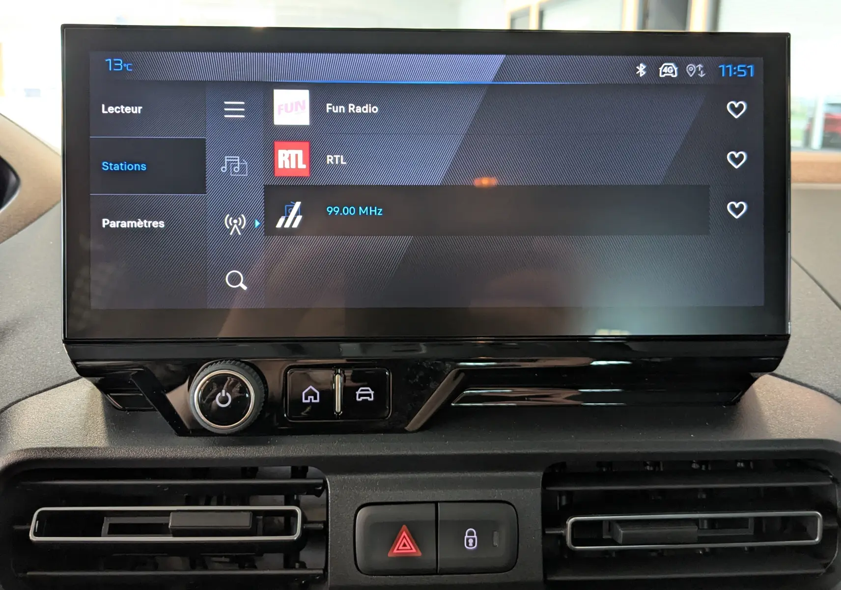 Écran tactile central du tableau de bord du Peugeot Rifter 2025, affichant les stations radio avec interface moderne.